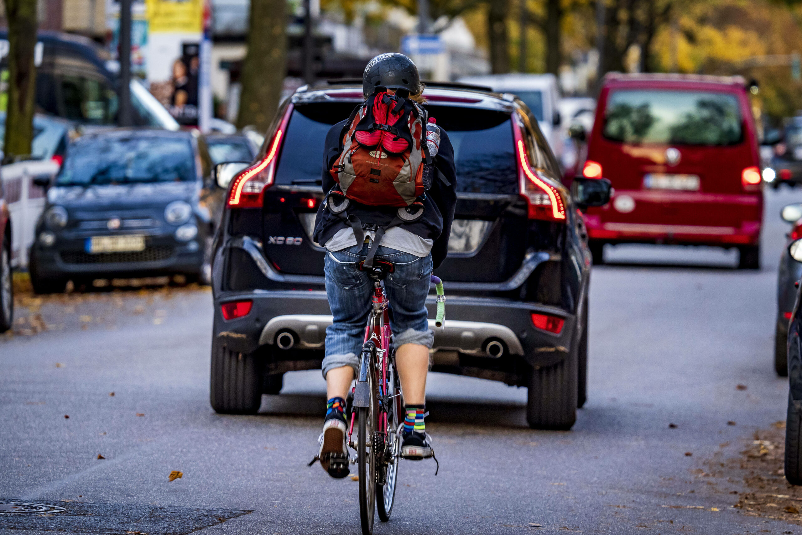 Autofahrer müssen anderthalb Meter Abstand halten, wenn sie ein Fahrrad überholen. Viele halten sich nicht daran (Symbolbild).