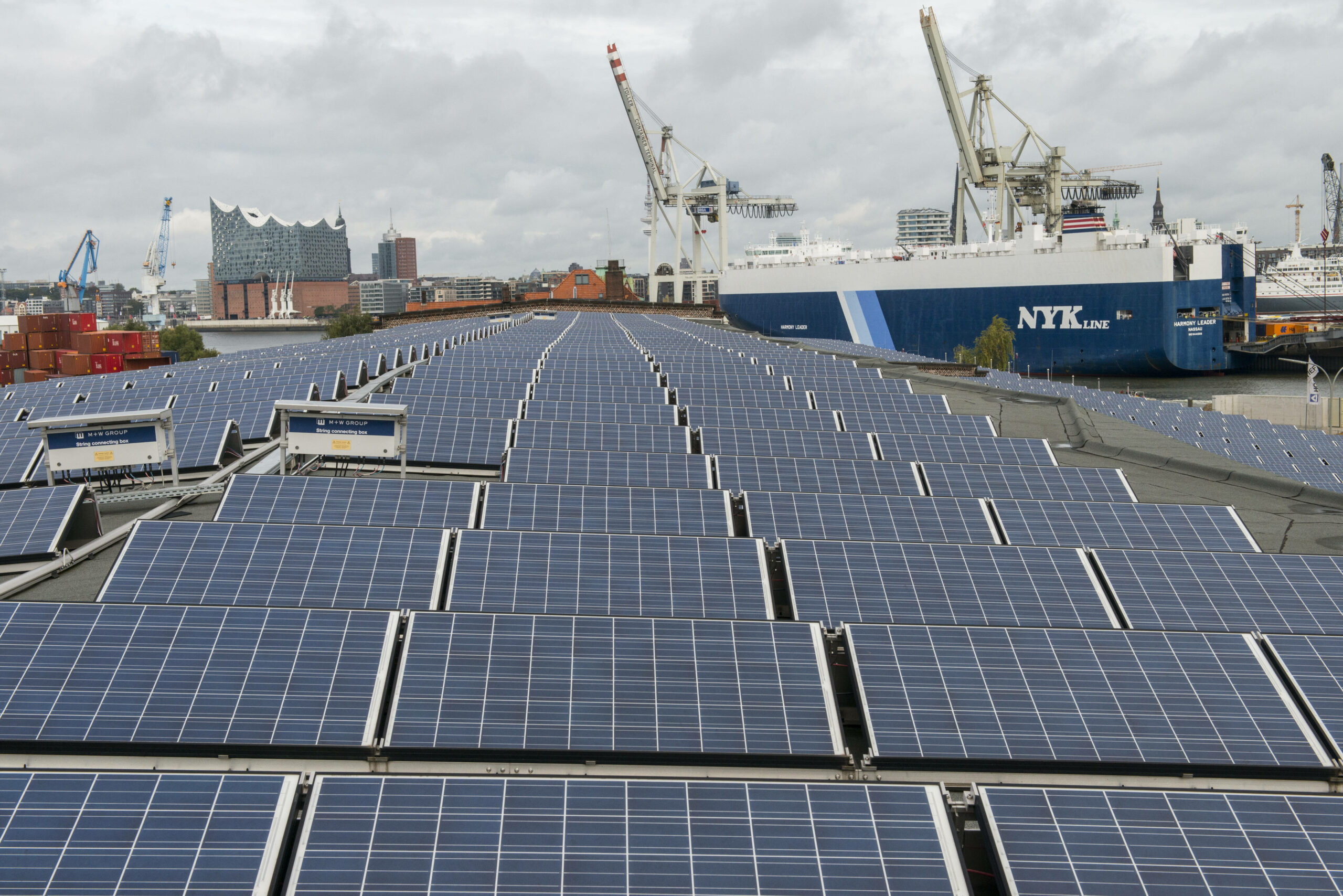 Solar-Paneele sind auf einem Dach eines Kaischuppens im Hamburger Hafen installiert. (Symbolbild)