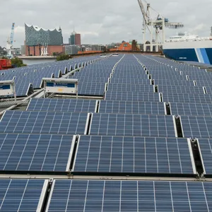 Solar-Paneele sind auf einem Dach eines Kaischuppens im Hamburger Hafen installiert. (Symbolbild)