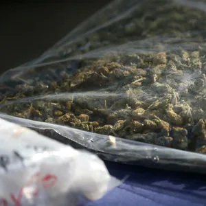 Kiloweise Drogen, bündelweise Bargeld: Der Polizei ist nach eigenen Angaben ein Schlag gegen den organisierten Drogenhandel gelungen (Symbolbild).