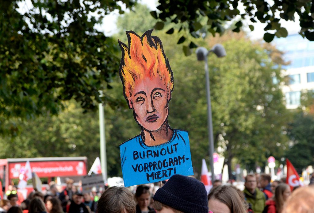 Auch in anderen Städten ein Problem: Bei einem Lehrerstreik in Berlin im September 2022 wird ein Schild „Burnout vorprogrammiert” hochgehalten.