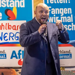 Für Markus Frohnmaier, Co-Parteiführer der AfD in Baden-Württemberg, ist der Hakenkreuz-Skandal um Martin Kühne nach dessen Auftritt abgehakt. (Archivbild)