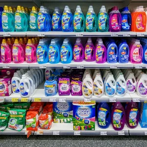 Aufnahme eine Waschmittelregals in einem Supermarkt.