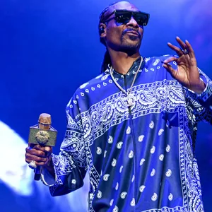 Snoop Dogg raucht einen Joint