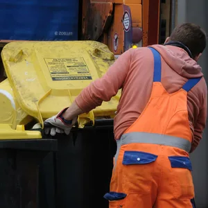 Ein 24-Jähriger geriet am Freitagmorgen bei einem Arbeitsunfall in der Müllpresse. (Symbolbild)