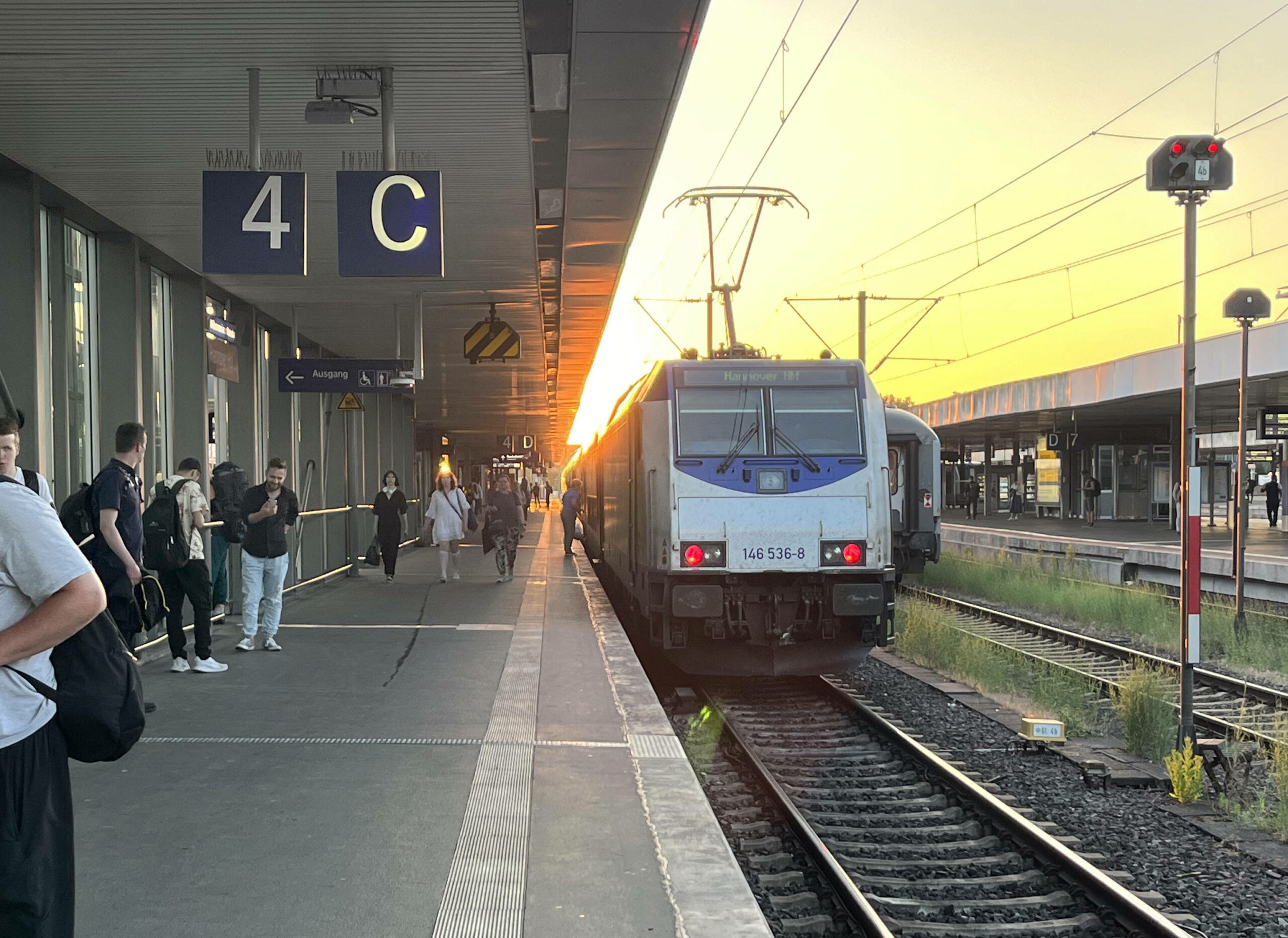 ein Zug im Bahnhof Hannover