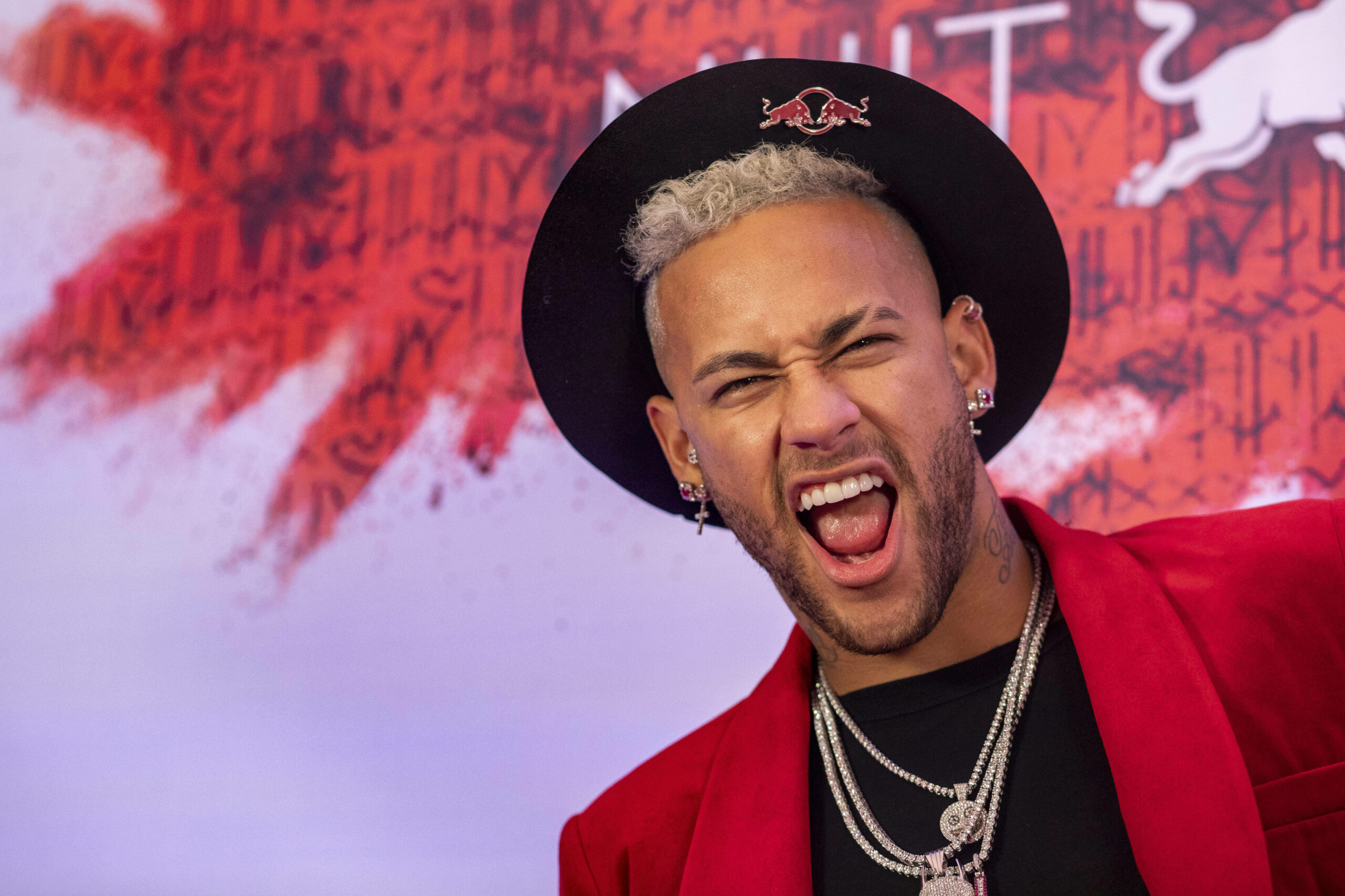 Neymar posiert bei der Geburtstagsfeier zu seinem 27. Geburtstag im Jahr 2019
