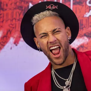 Neymar posiert bei der Geburtstagsfeier zu seinem 27. Geburtstag im Jahr 2019