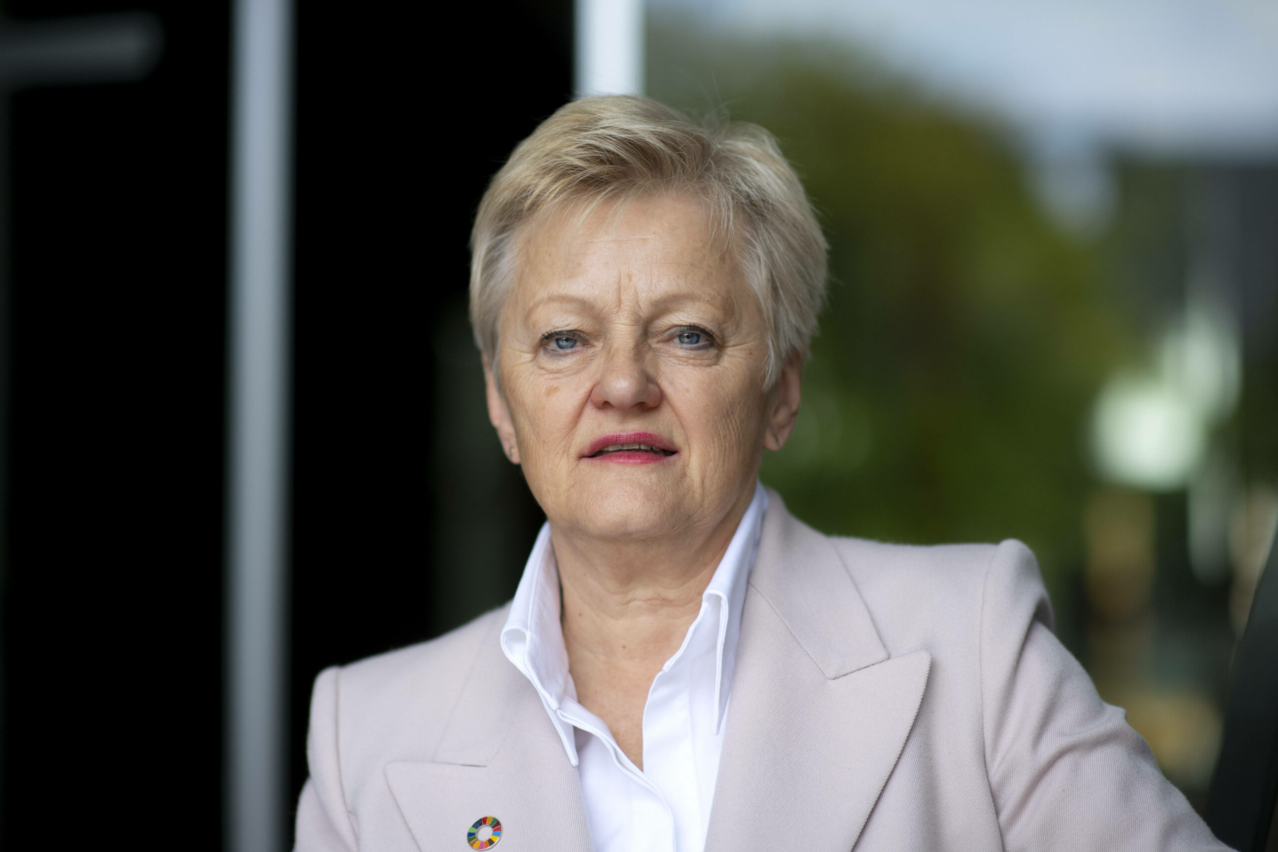 Man sieht ein Porträt der Grünenpolitikerin Renate Künast in einer weißen Bluse und einem altrosa Blazer.
