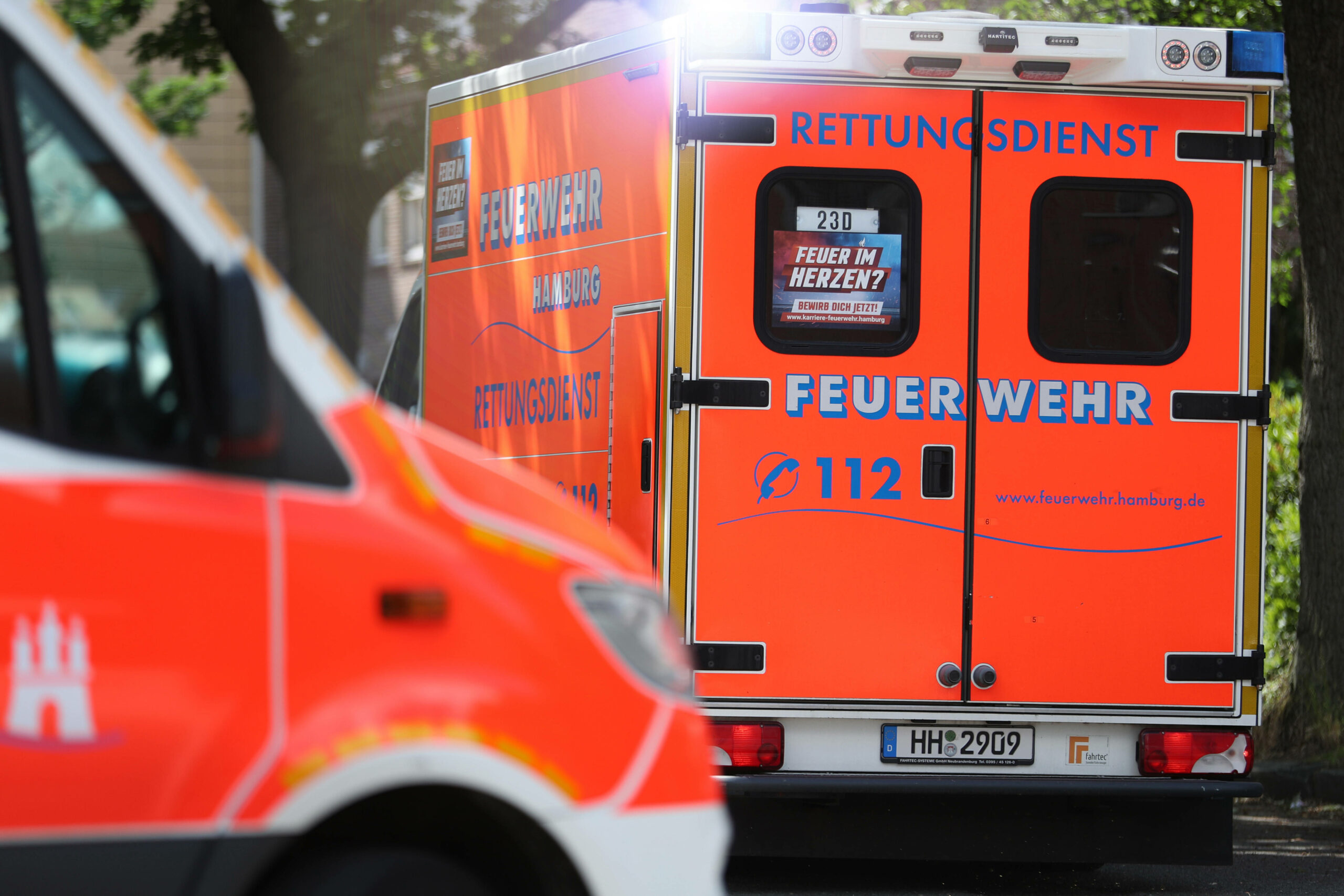 Ein Krankenwagen fährt mit Blaulicht zu einem Einsatz. (Symbolbild)