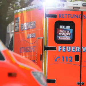 Ein Krankenwagen fährt mit Blaulicht zu einem Einsatz. (Symbolbild)