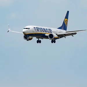 Man sieht ein Ryanair-Flugzeug in der Luft.