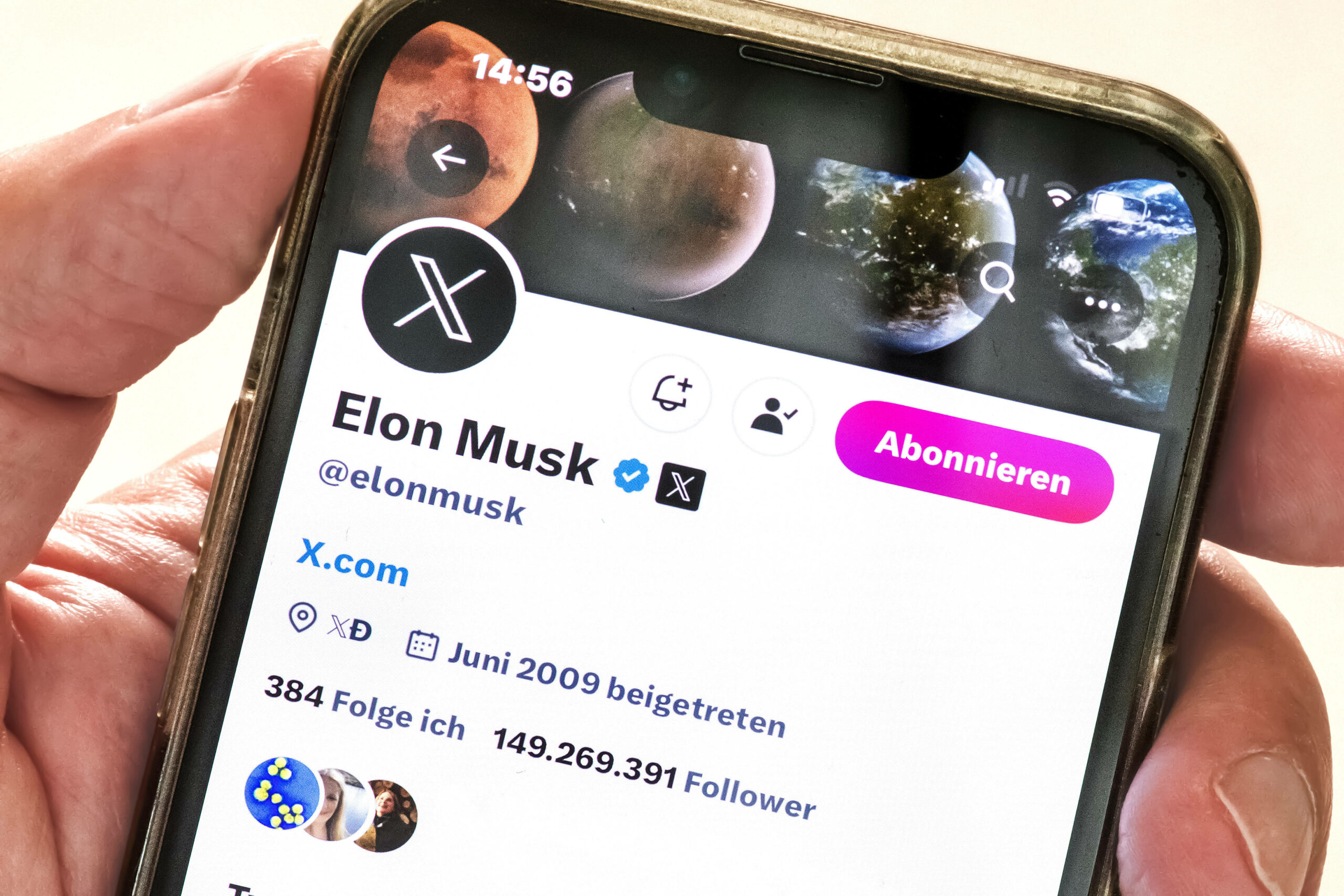 Der X-Account von Elon Musk ist mit blauem Haken und X-Symbol auf einem Handy zu sehen. (Symbolbild)