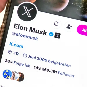 Der X-Account von Elon Musk ist mit blauem Haken und X-Symbol auf einem Handy zu sehen. (Symbolbild)