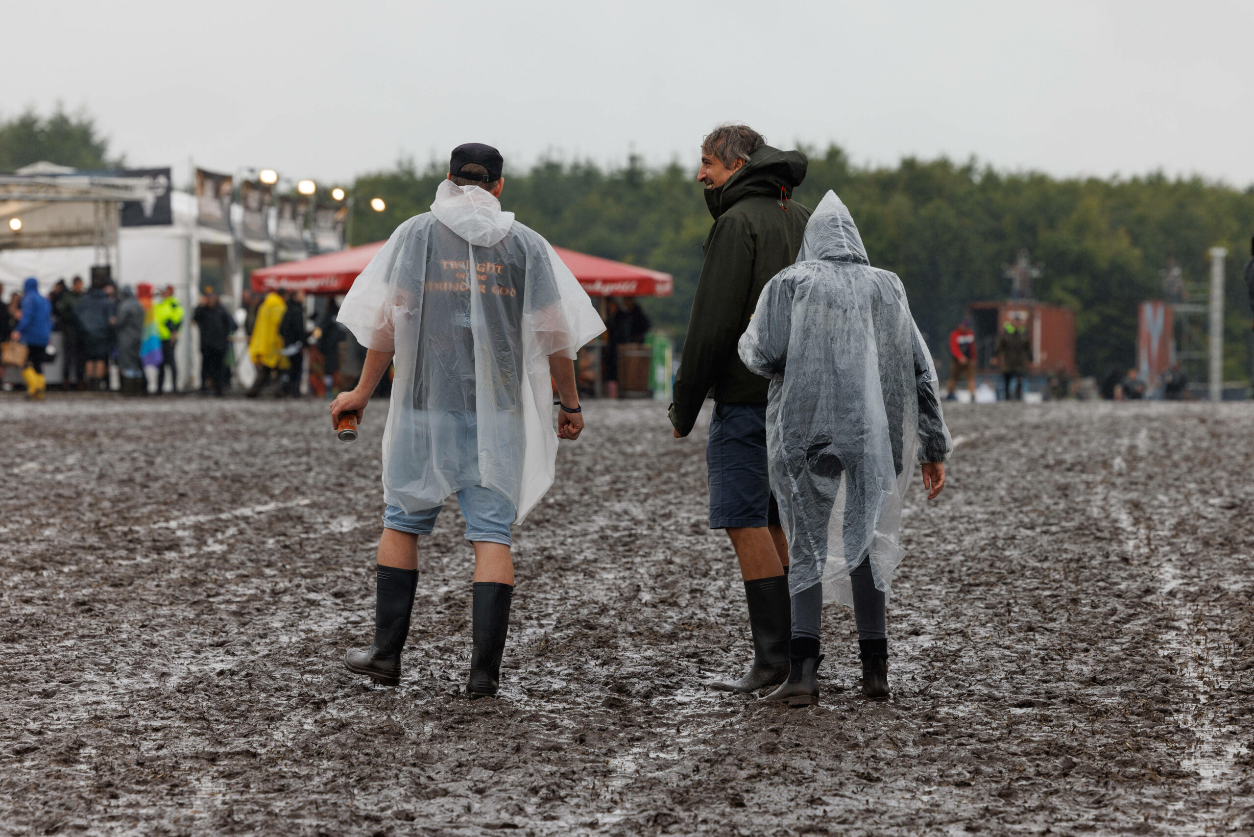 Unbeirrt vom Wind und Wetter machen die Metalfans das Beste aus der Anreise nach Wacken.