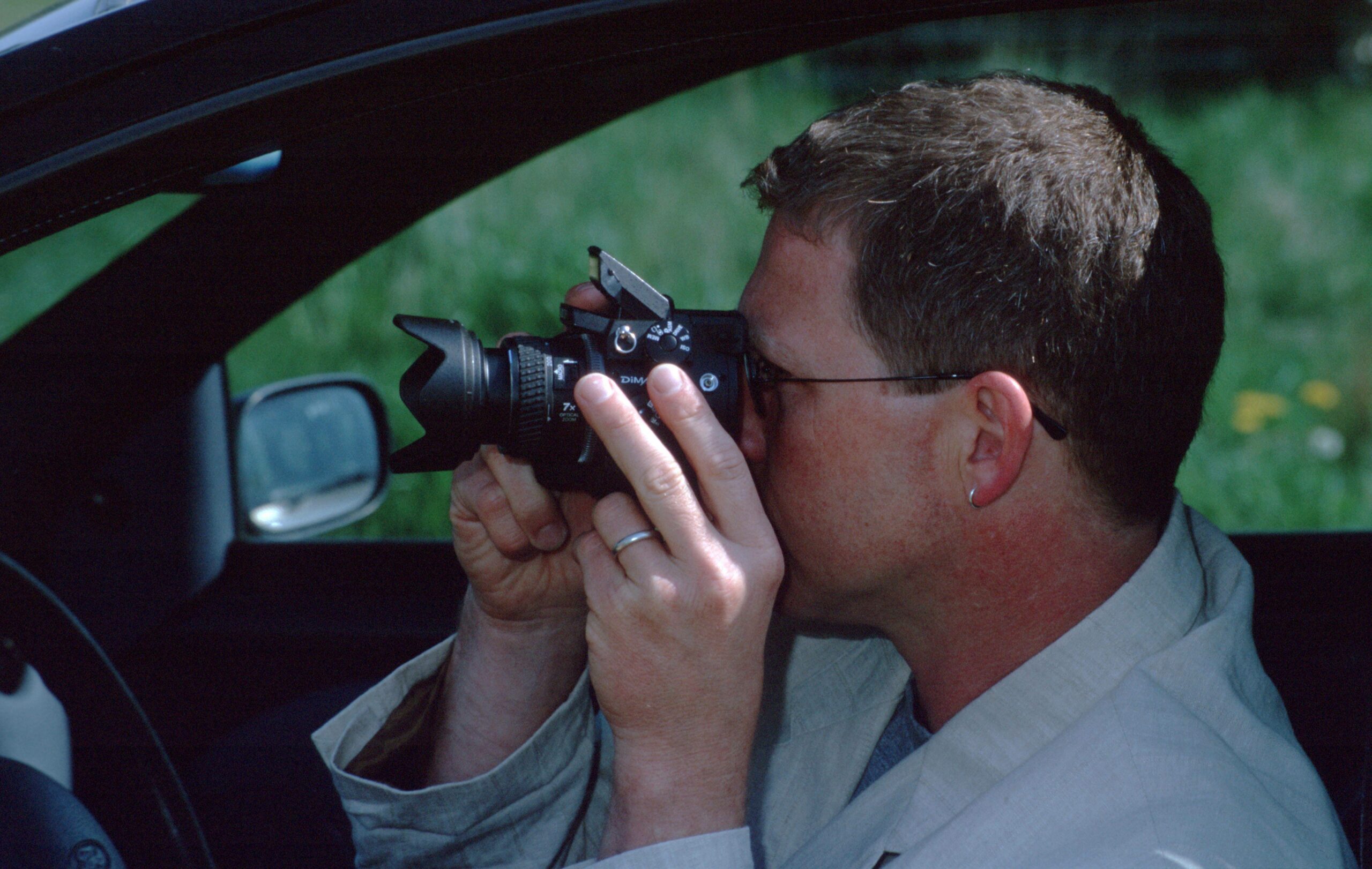 Ein Mann fotografiert aus seinem Auto heraus