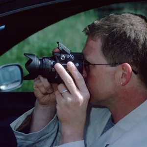 Ein Mann fotografiert aus seinem Auto heraus