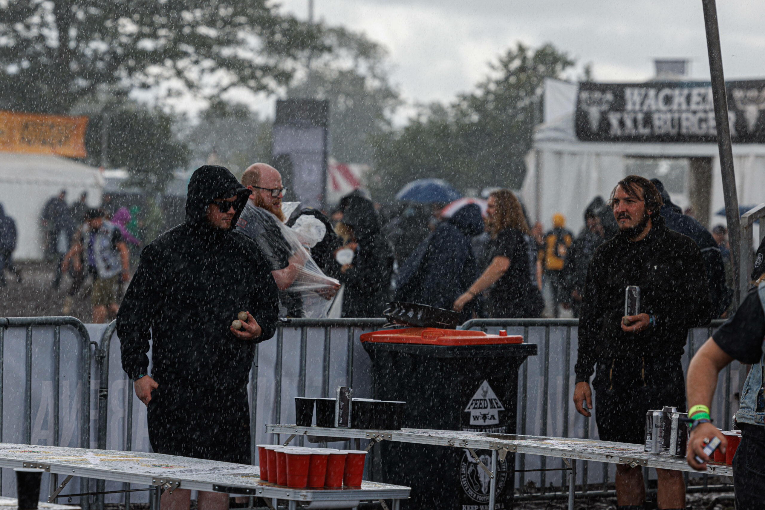Wegen des Starkregens wurde am Dienstagabend ein Anreisestopp für das Wacken-Festival beschlossen.