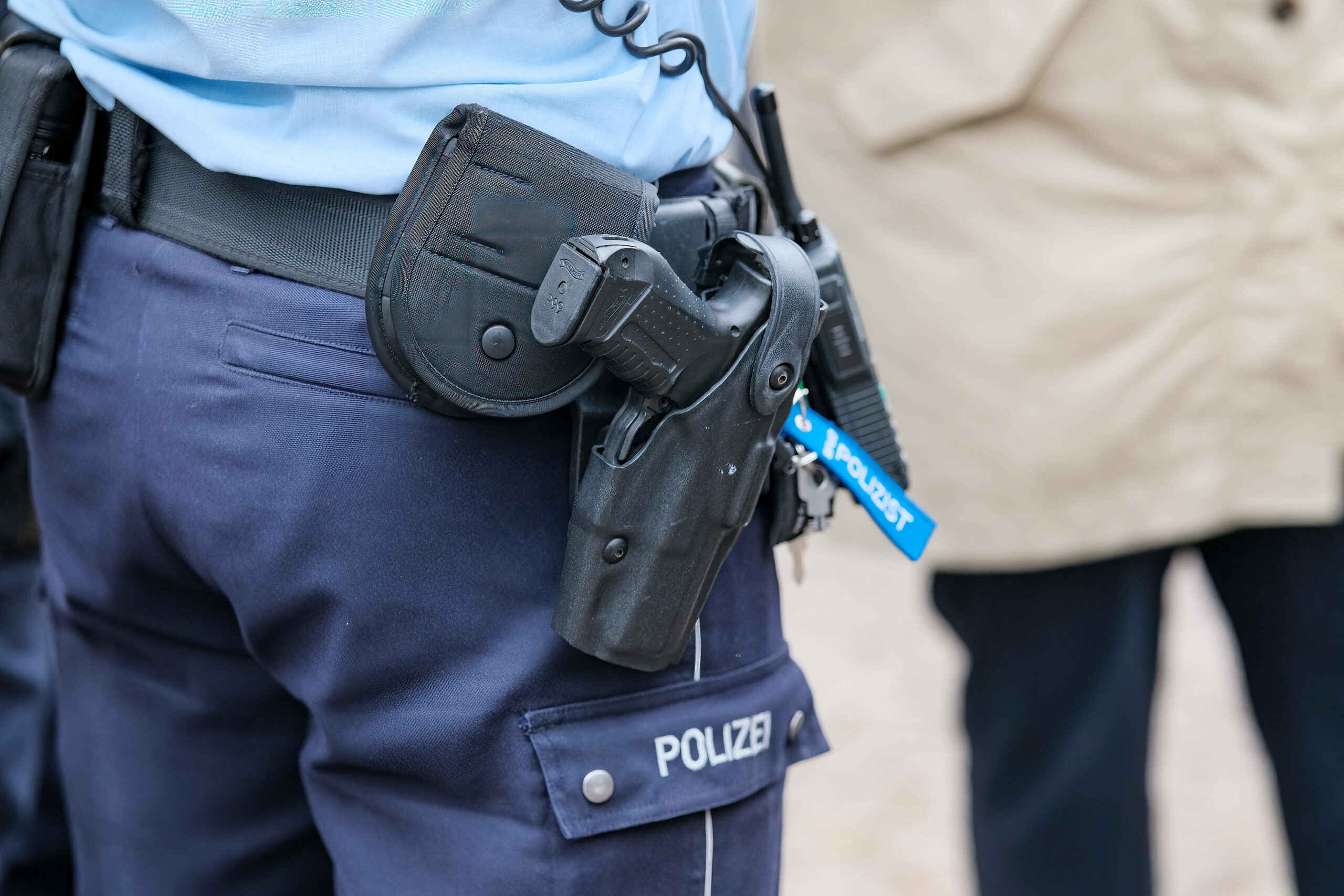 Ein Polizist trägt seine Dienstwaffe bei sich. (Symbolbild)