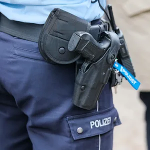 Ein Polizist trägt seine Dienstwaffe bei sich. (Symbolbild)
