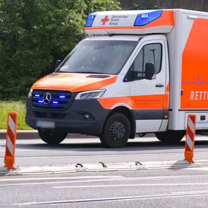 Ein Rettungswagen ist auf dem Weg zu einem Einsatz. (Symbolbild)