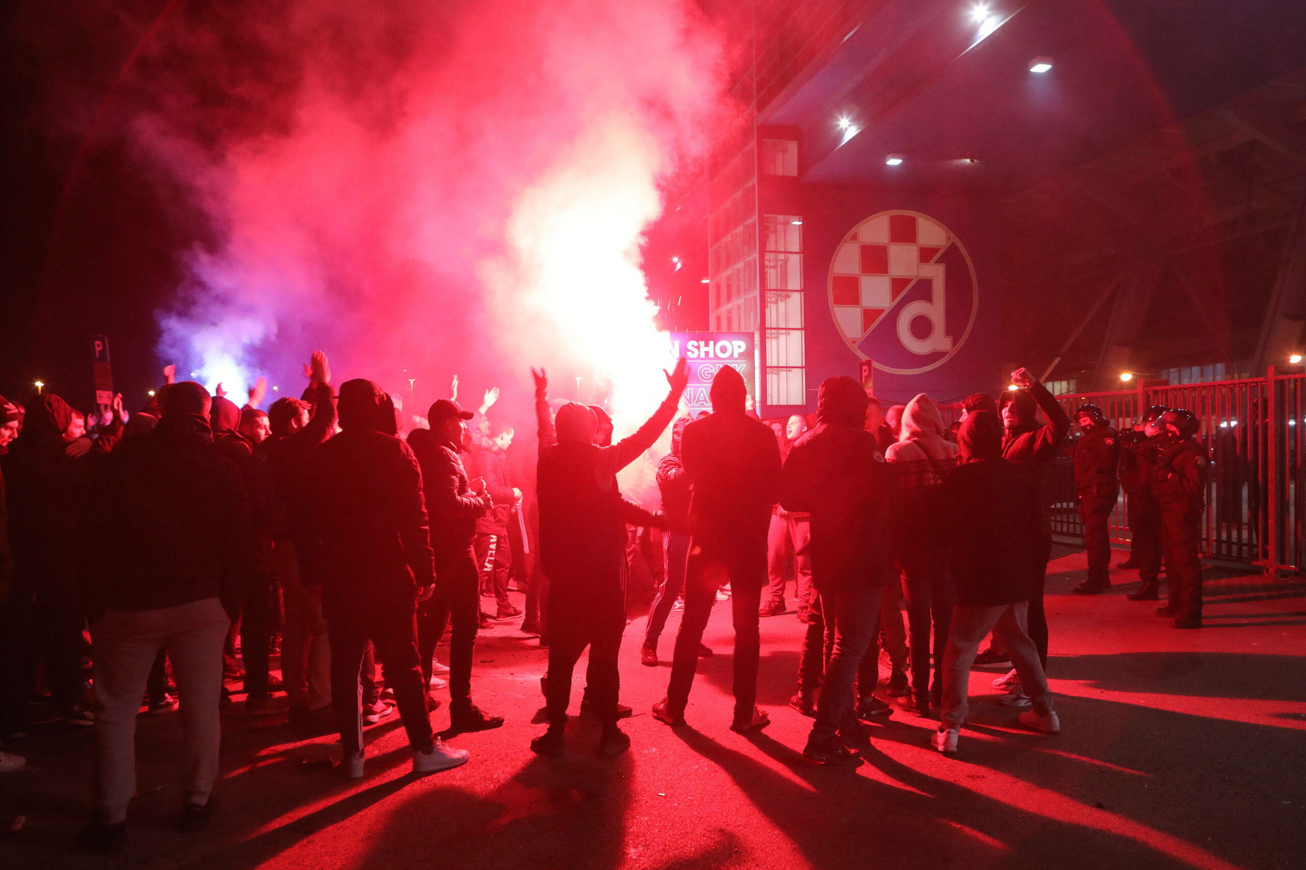 Dinamo Zagreb-Hooligans (Bad Blue Boys) mit Bengalos nach dem Champions-League-Spiel gegen die Tottenham Hotspurs im Jahr 2021