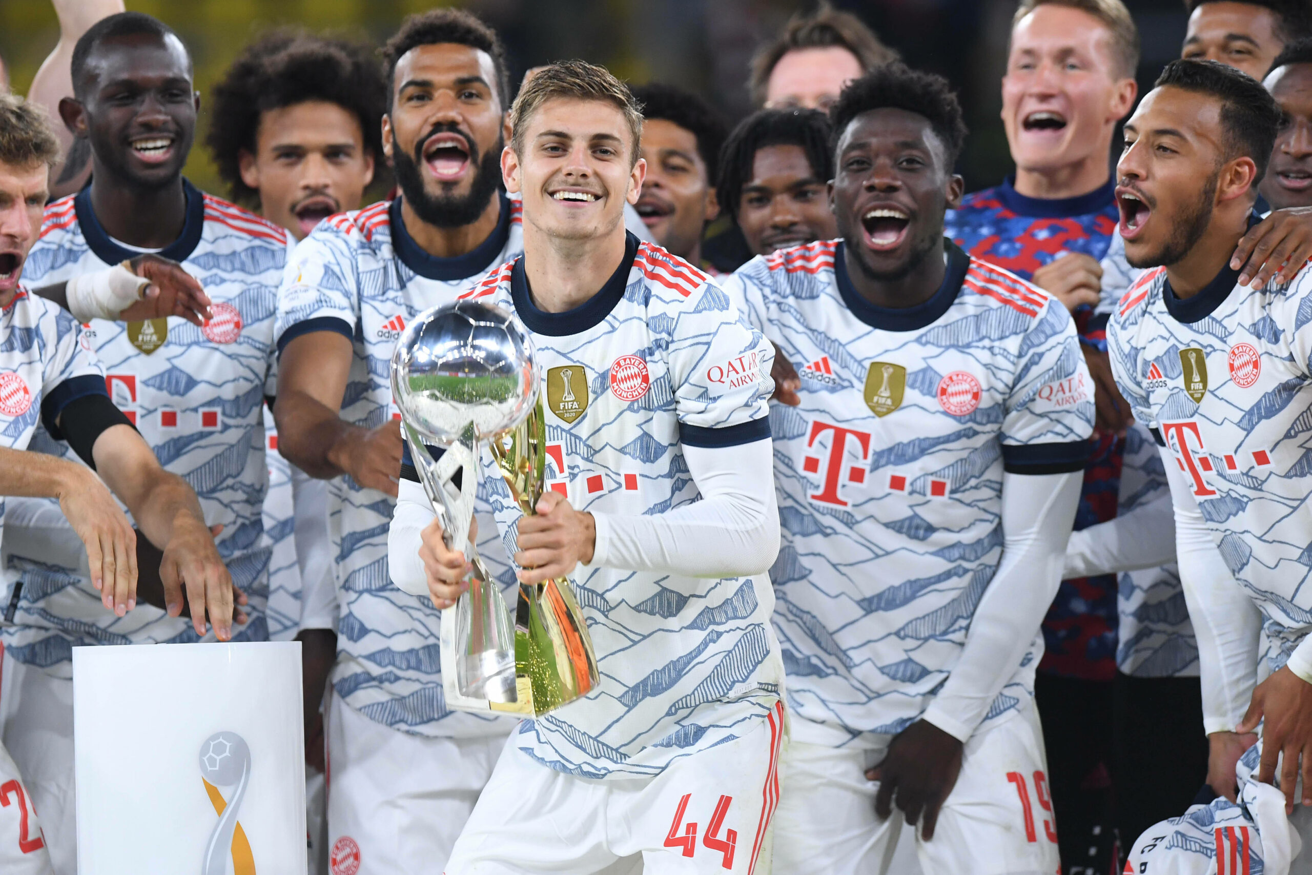 Josip Stanisic (mit Pokal) feiert den Münchener Gewinn des Supercups 2021