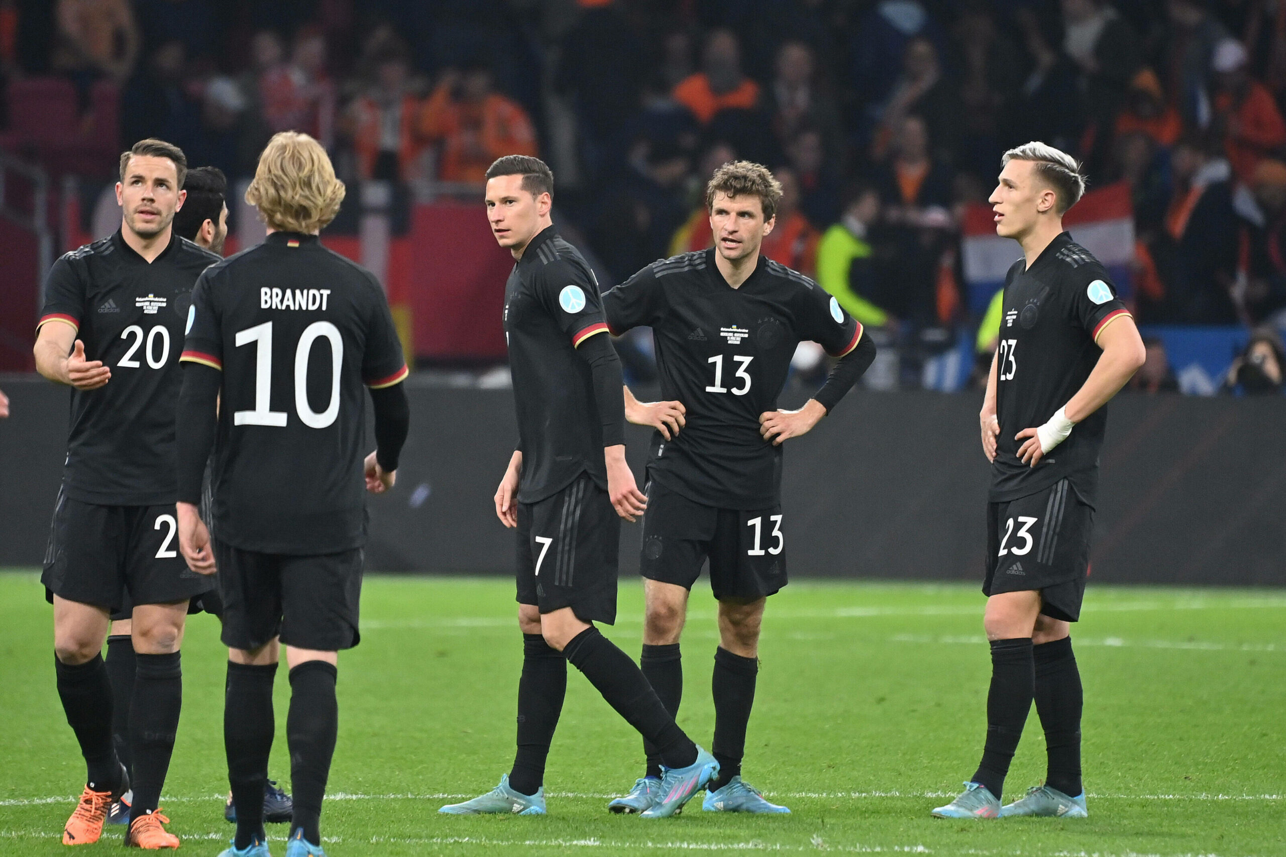 Julian Draxler im Kreis der Nationalmannschaft