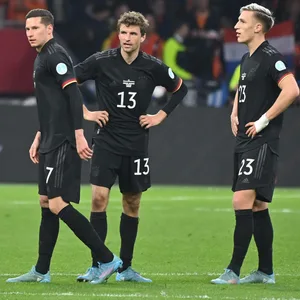 Julian Draxler im Kreis der Nationalmannschaft