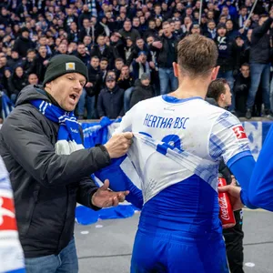 Hertha-Fan zieht Profi das Trikot aus