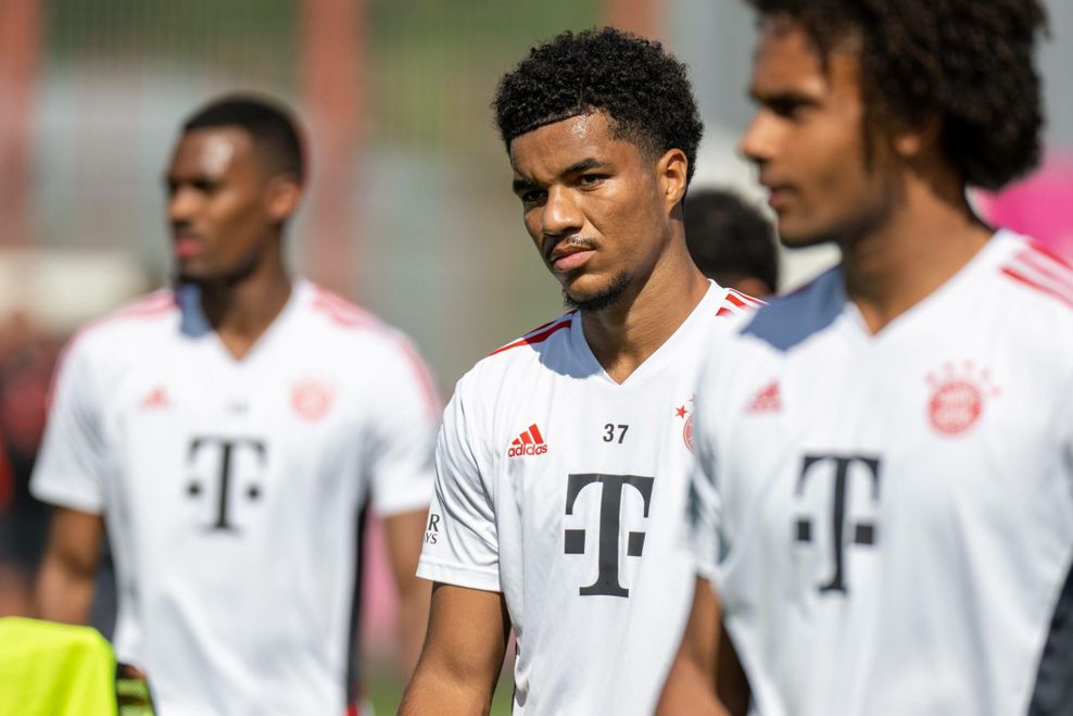 Malik Tillman (mittig) beim Training des FC Bayern München