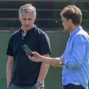 Clemens Fritz zeigt Frank Baumann sein Handy