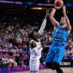 Dennis Schröder im Zweikampf mit Luka Doncic