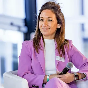Die UEFA-Funktionärin Nadine Keßler bei einer Talkrunde in Frankfurt