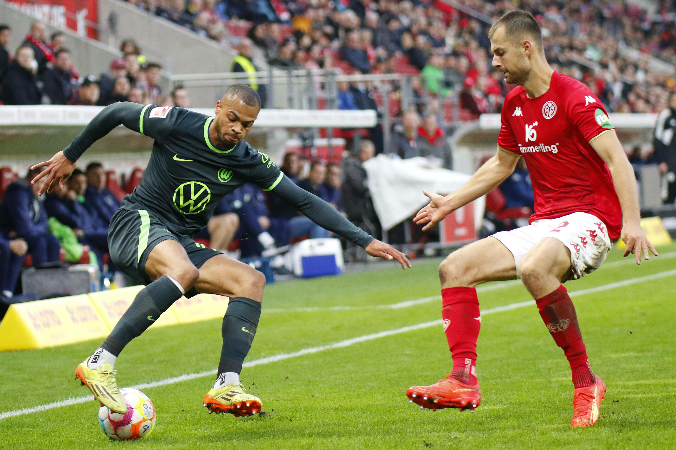 Alexander Hack im Zweikampf mit Lukas Nmecha
