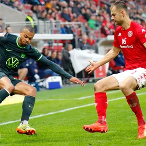 Alexander Hack im Zweikampf mit Lukas Nmecha