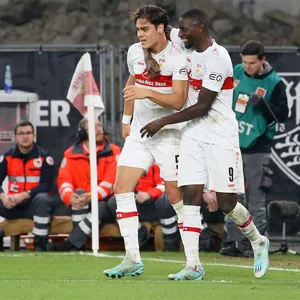 Konstantinos Mavropanos beim Torjubel mit Serhou Guirassy