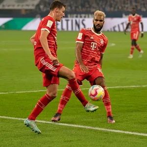 Benjamin Pavard und Eric Maxim Choupo-Moting