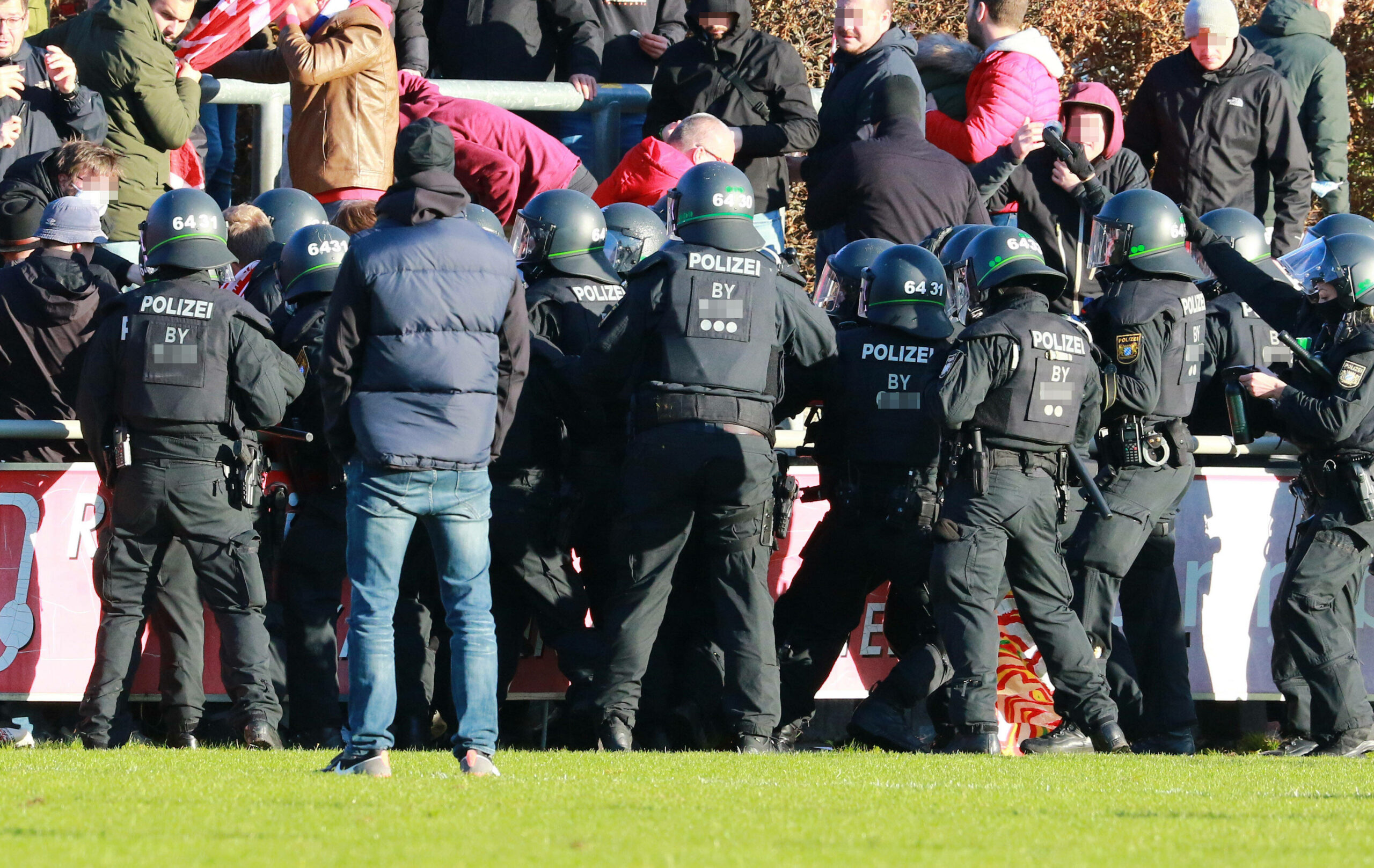 Polizisten greifen beim Regionalliga-Spiel zwischen Türkügü München gegen FC Bayern II ein