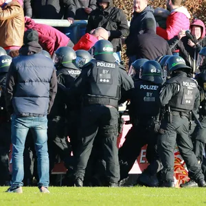 Polizisten greifen beim Regionalliga-Spiel zwischen Türkügü München gegen FC Bayern II ein