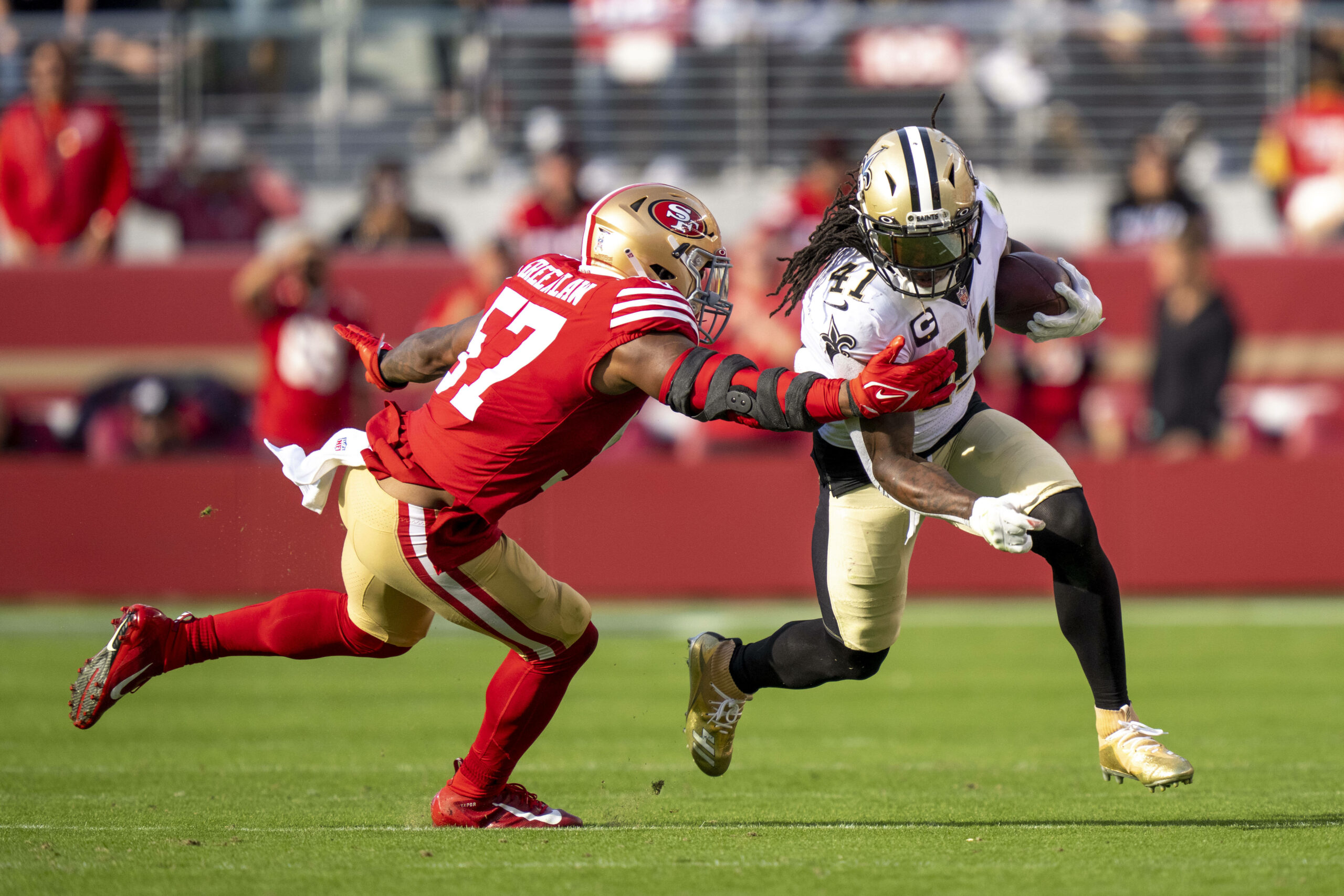 Alvin Kamara (rechts) Runningback der New Orleans Saints im Duell gegen den Linebacker der San Francisco 49ers Dre Greenlaw