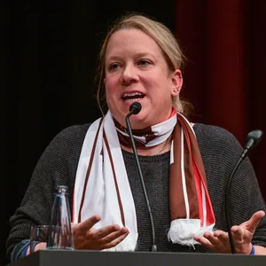 St. Paulis Aufsichtsrätin Sandra Schwedler am Rednerinnenpult