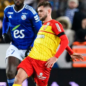 Lens-Spieler Poreba spielt den Ball in der Partie gegen Strasbourg