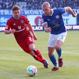 Rick van Drongelen im Zweikampf mit Moritz Heyer