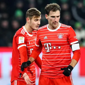 Josip Stanisic neben Leon Goretzka