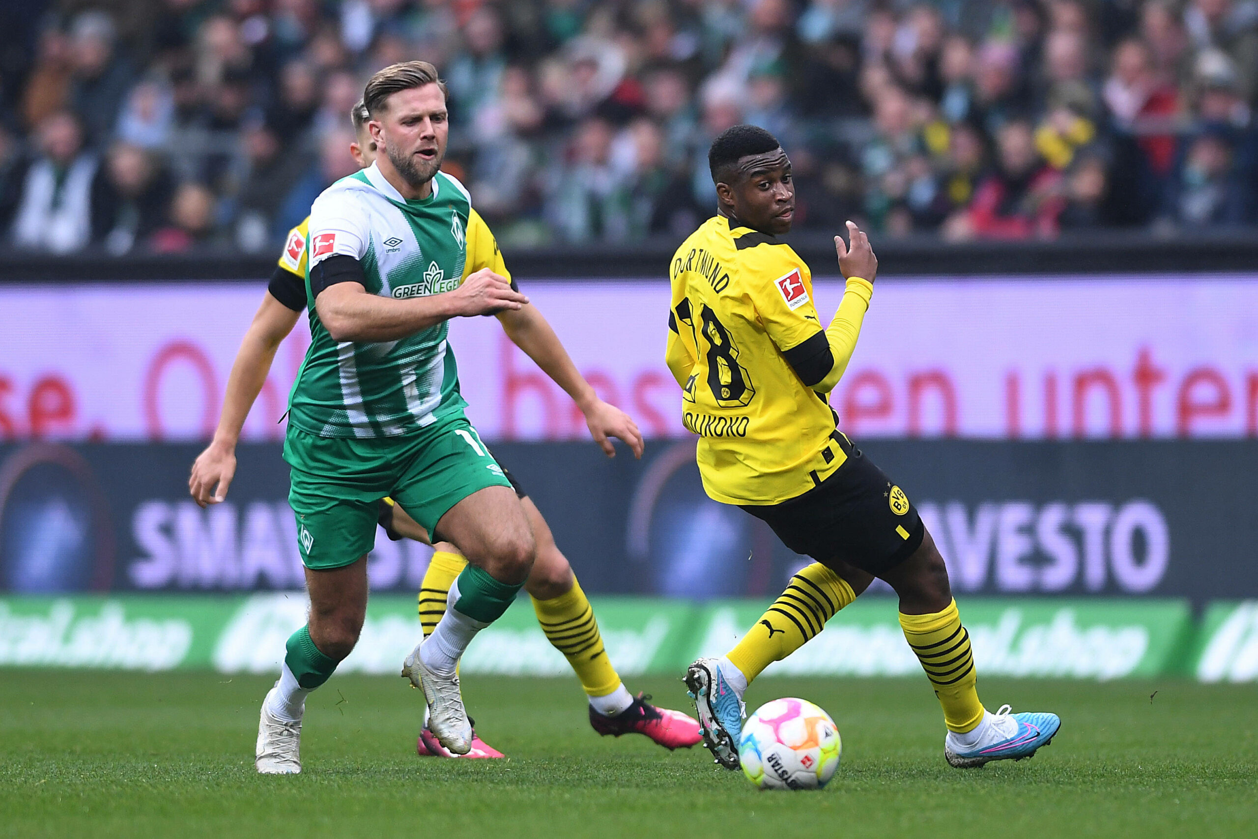 Niclas Füllkrug (links) und Youssoufa Moukoko im Zweikampf