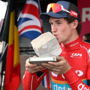 Das belgische Radsport-Talent Tijl De Decker bei einer Siegrehrung in Paris.