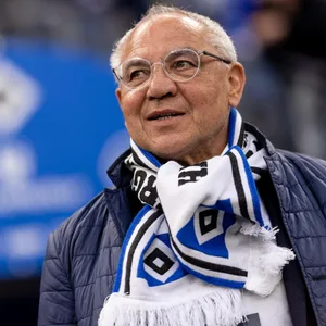 Felix Magath beim Spiel HSV gegen Greuther Fürth