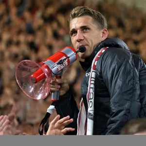 Nils Petersen feiert mit den Fans in der Kurve