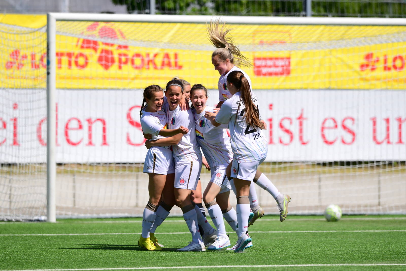 St. Paulis Frauen feiern den Gewinn des Hamburger Pokals.